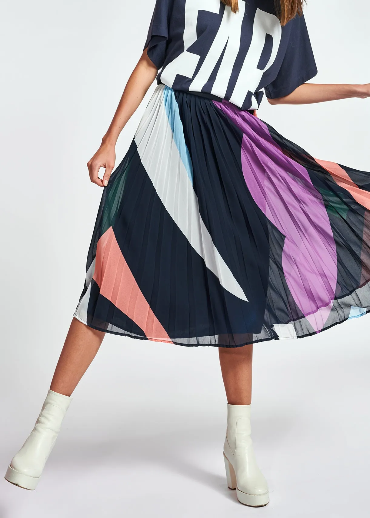 Dark blue graphic print plissé midi skirt